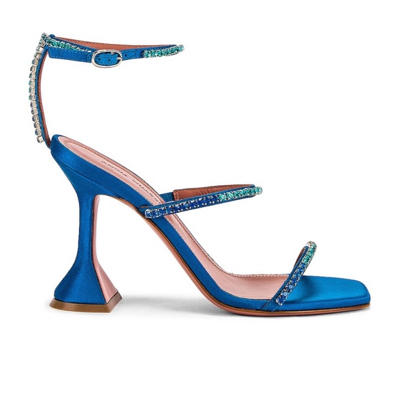 AMINA MUADDI
Gilda Ombre Sandal
38
Color: Blue & Bahamas Ombre Crystal - Picture 2 of 5